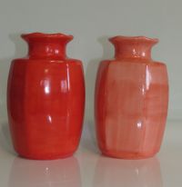 Vases ovales couleurs rouge et corail hauteur 17 cm